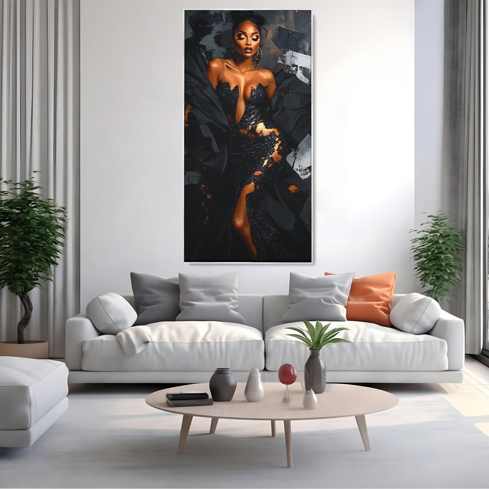 Tablou canvas cu tablou canvas cu portret de femeie, in rama de aluminiu argintiu, pe perete intr-un living